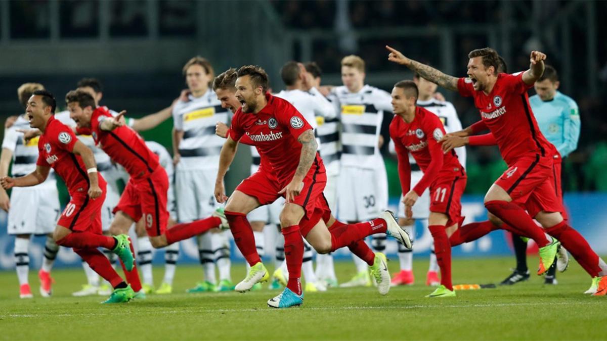 Los jugadores del Eintracht estallaron de júbilo al final de la tanda