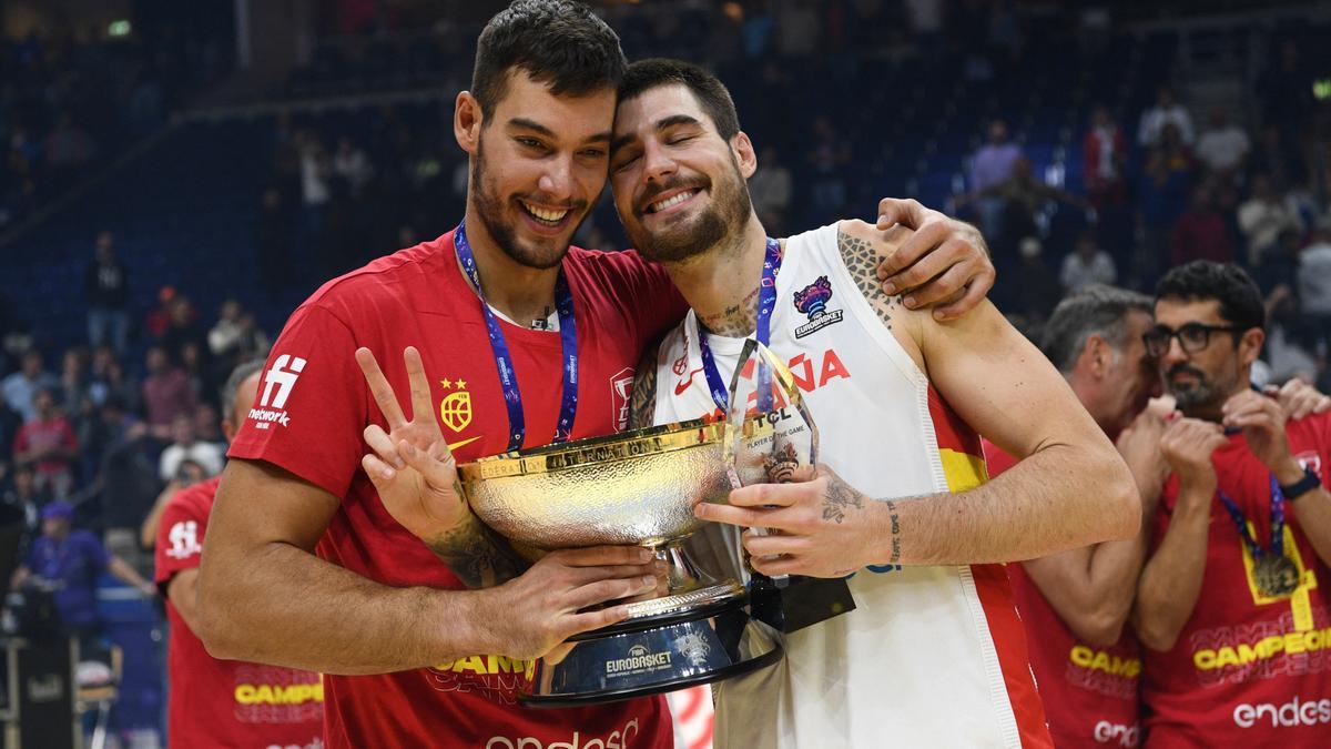 Willy y Juancho Hernangómez, tras ganar el Eurobasket.