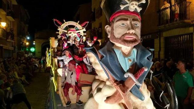 Uno de los montajes participantes en el desfile de carrozas que fue seguido por miles de personas.