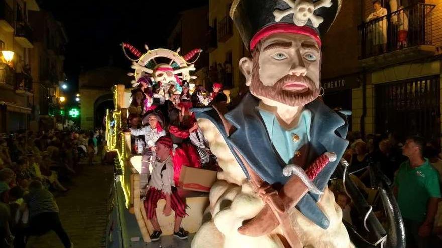 Uno de los montajes participantes en el desfile de carrozas que fue seguido por miles de personas.