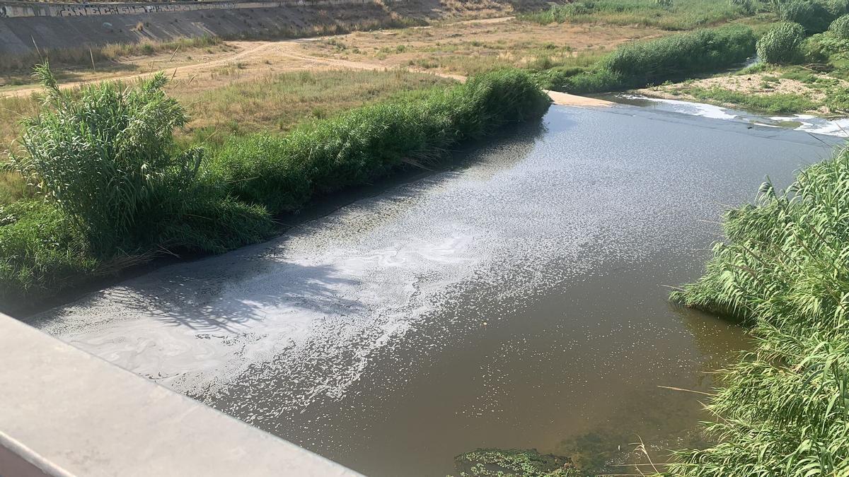 Imagen del río Besòs tras el vertido.