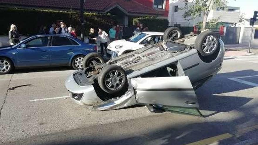 Estado del coche accidentado en la avenida de los Monumentos.