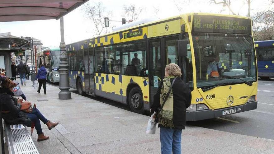 El servicio de transporte urbano lleva desde hace tres años con la concesión caducada. // Iñaki Osorio
