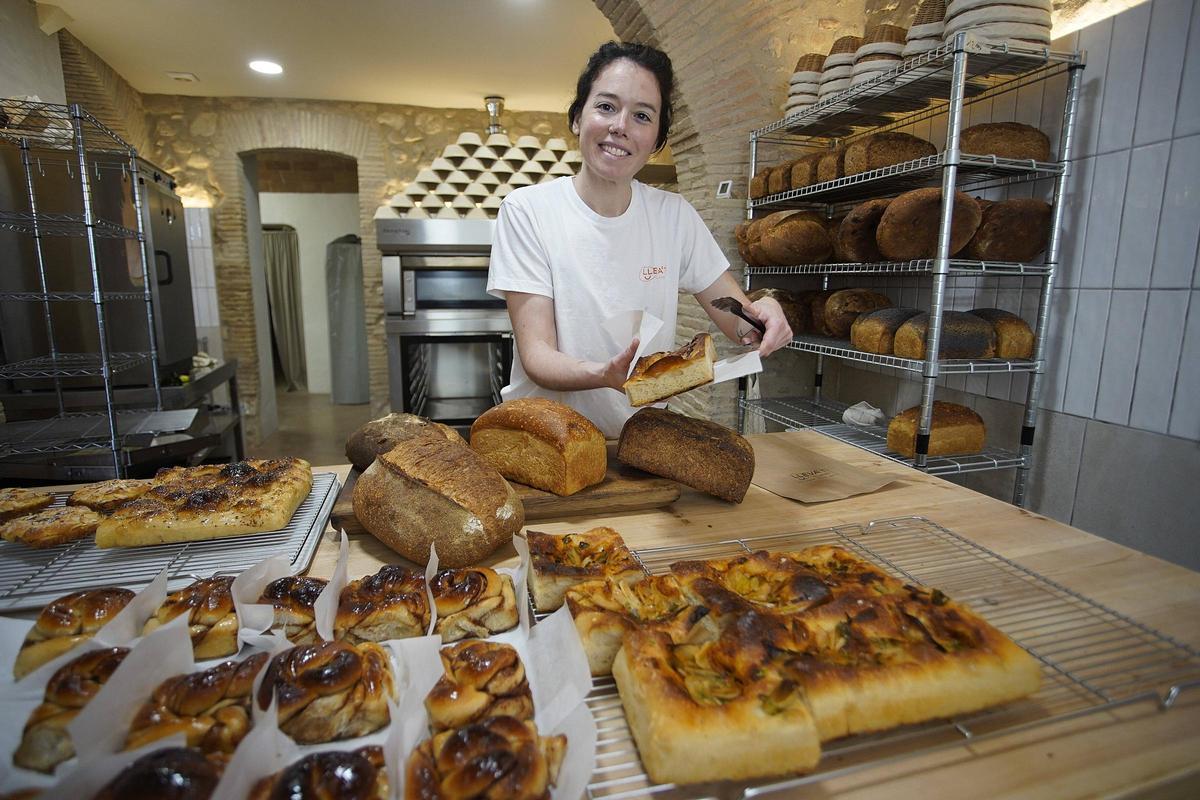Agnès Julià, del forn de pa Lleva't a Avinyonet de Puigventós i les seves elaboracions Agnès Julià, del forn de pa Lleva't a Avinyonet de Puigventós i les seves elaboracions