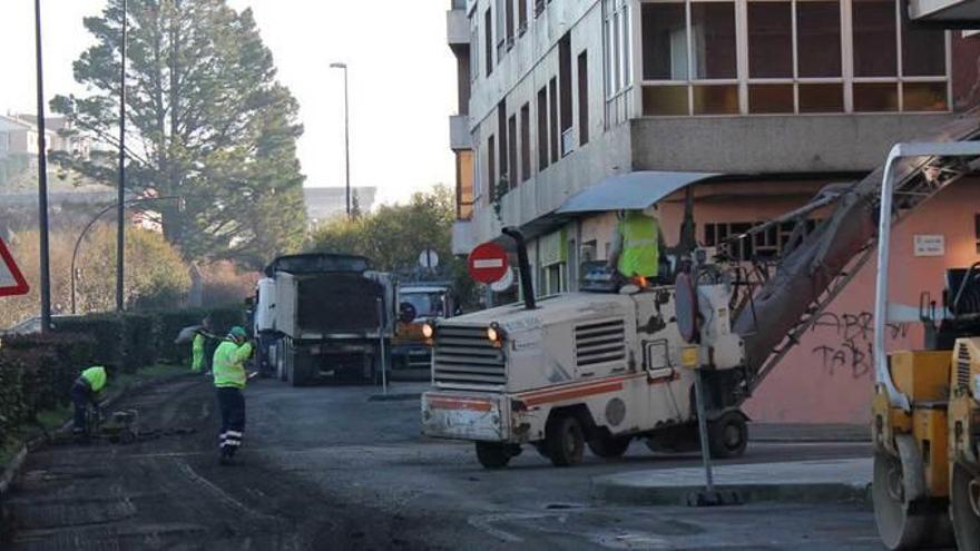 Operarios trabajando ayer en la calle Río Magostales.