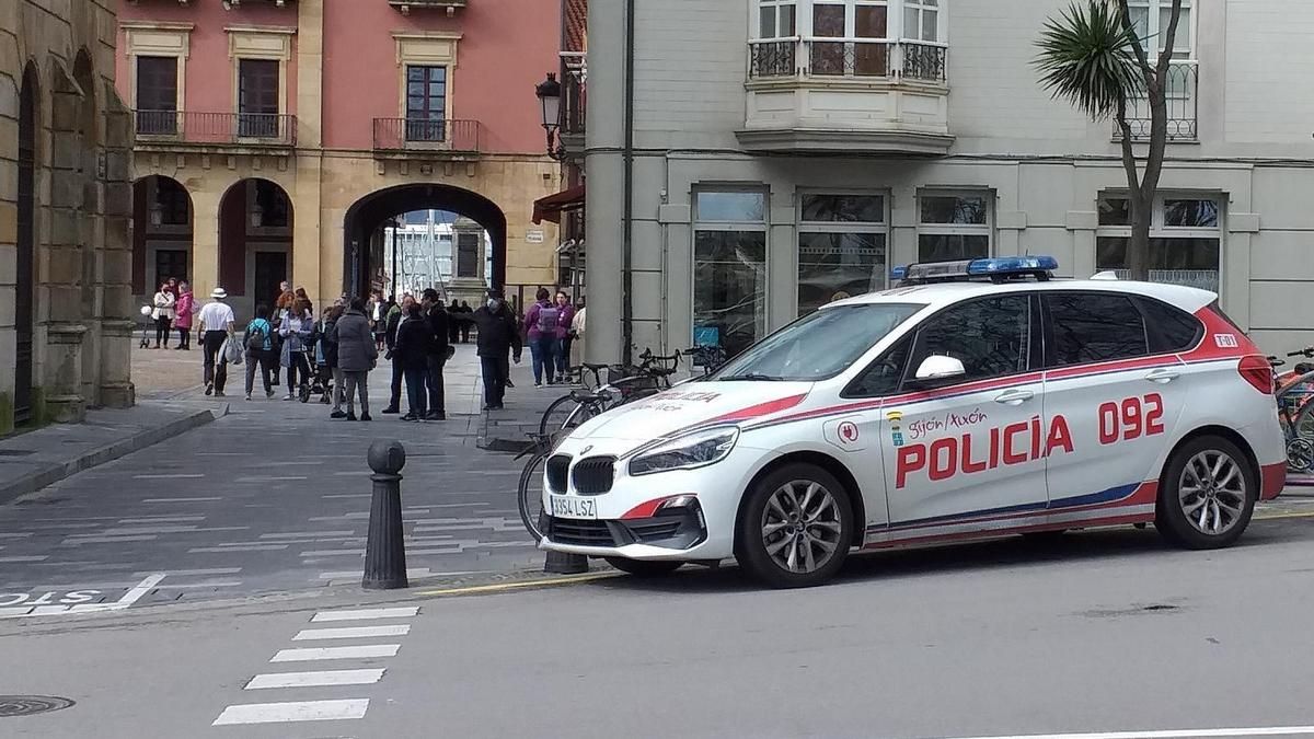 Imagen de archivo de un coche de la Policía Local de Gijón.