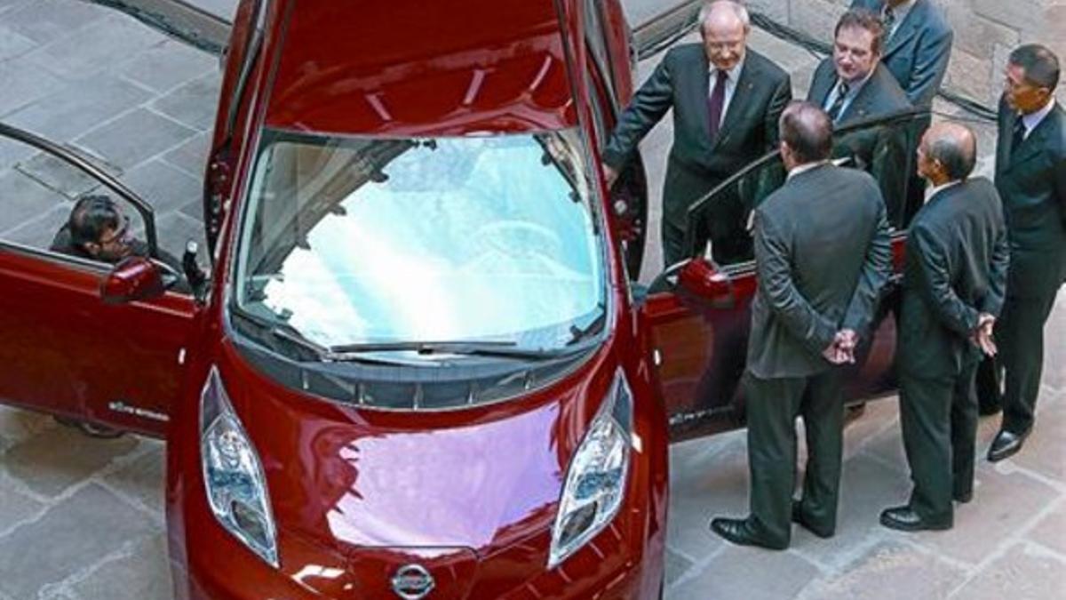 José Montilla y Jordi Hereu, ayer en la promoción del coche eléctrico con los directivos de Nissan.