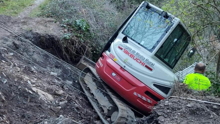 Accidente de una retroexcavadora en Ponferrada tras desplomarse el camino por el que circulaba