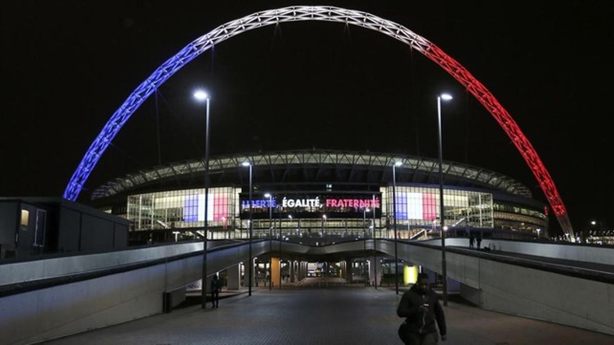 El arco de Wembley, iluminado con los colores de la bandera francesa.