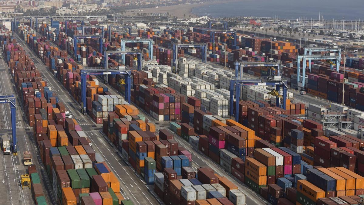 Centenares de contenedores almacenados en una de las terminales del puerto de València.