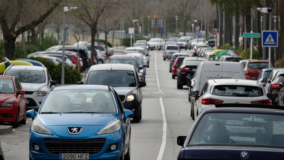 Retenciones de coches con motivo de las obras que se ejecutan en los túneles de Peguera.