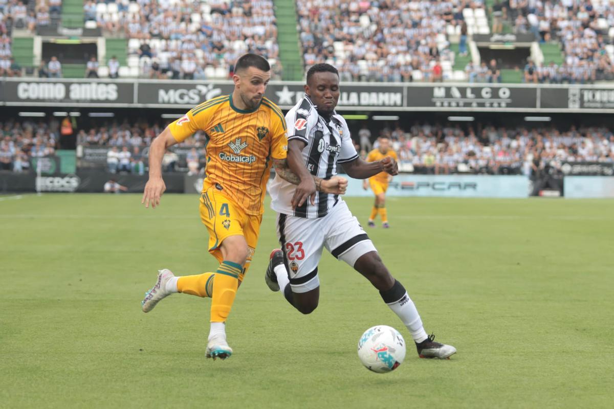 Kenneth Mamah y Agus Medina en disputa por el esférico en el SkyFi Castalia.