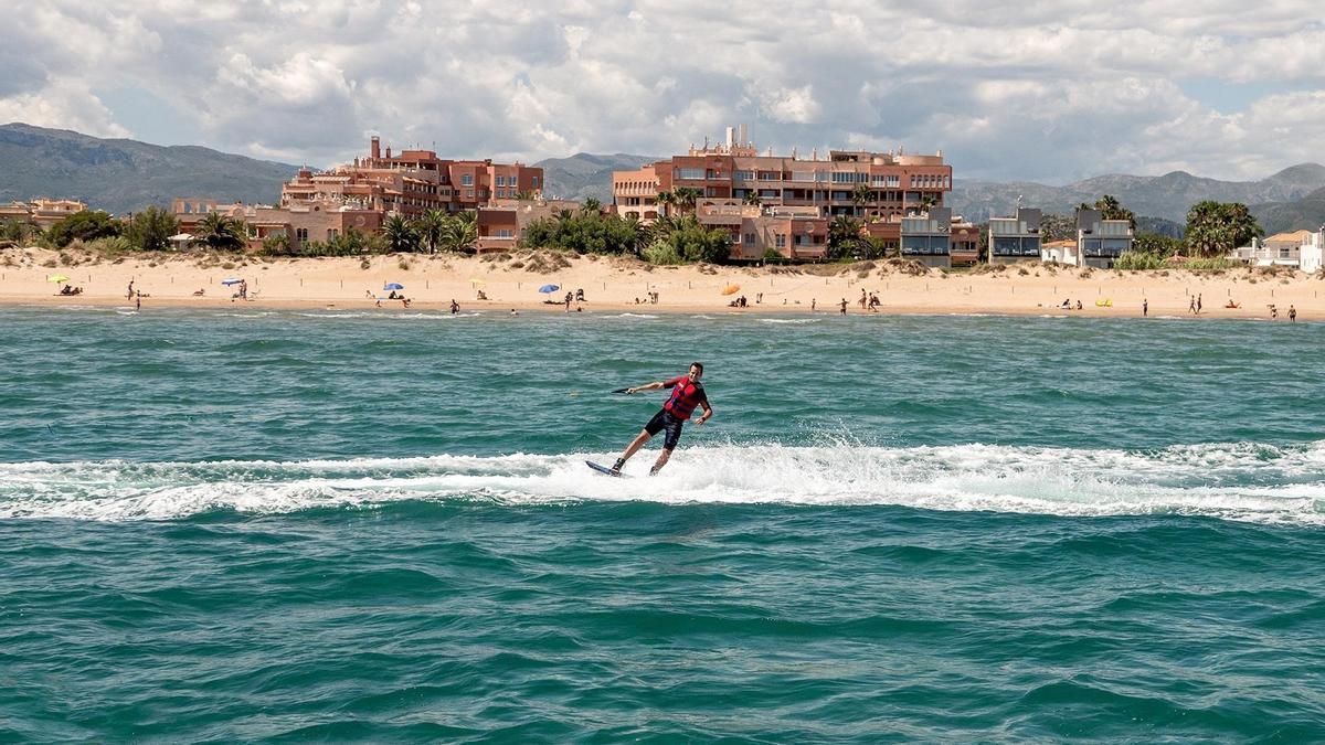 En Oliva Nova Beach se pueden practicar todo tipo de deportes acuáticos.