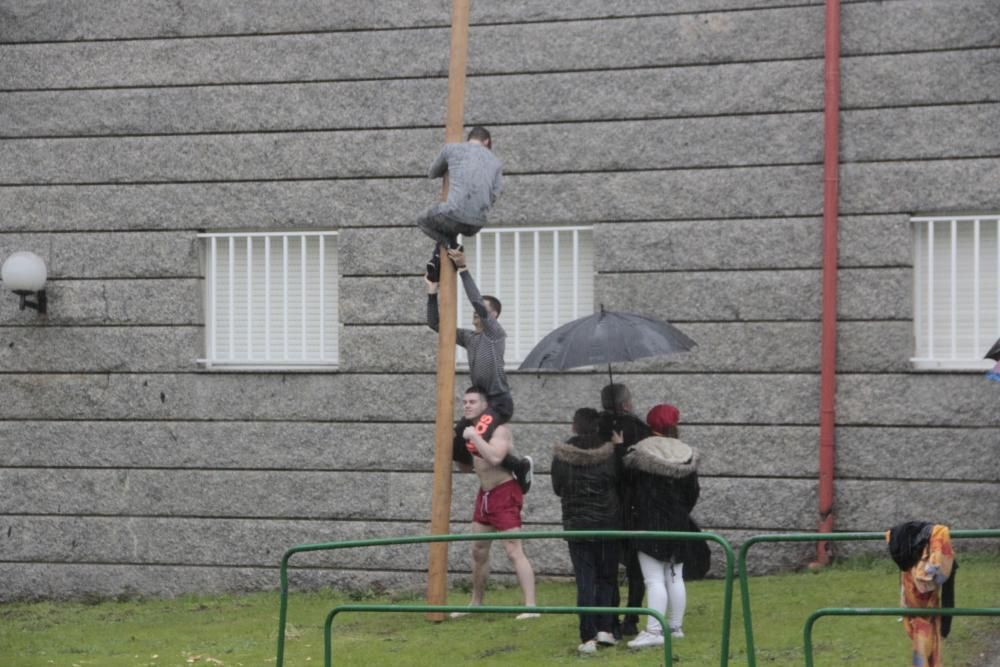 Carnaval en Galicia 2019 | Valor y frío en la tradicional "Corrida do Galo" del entroido de Vilaboa