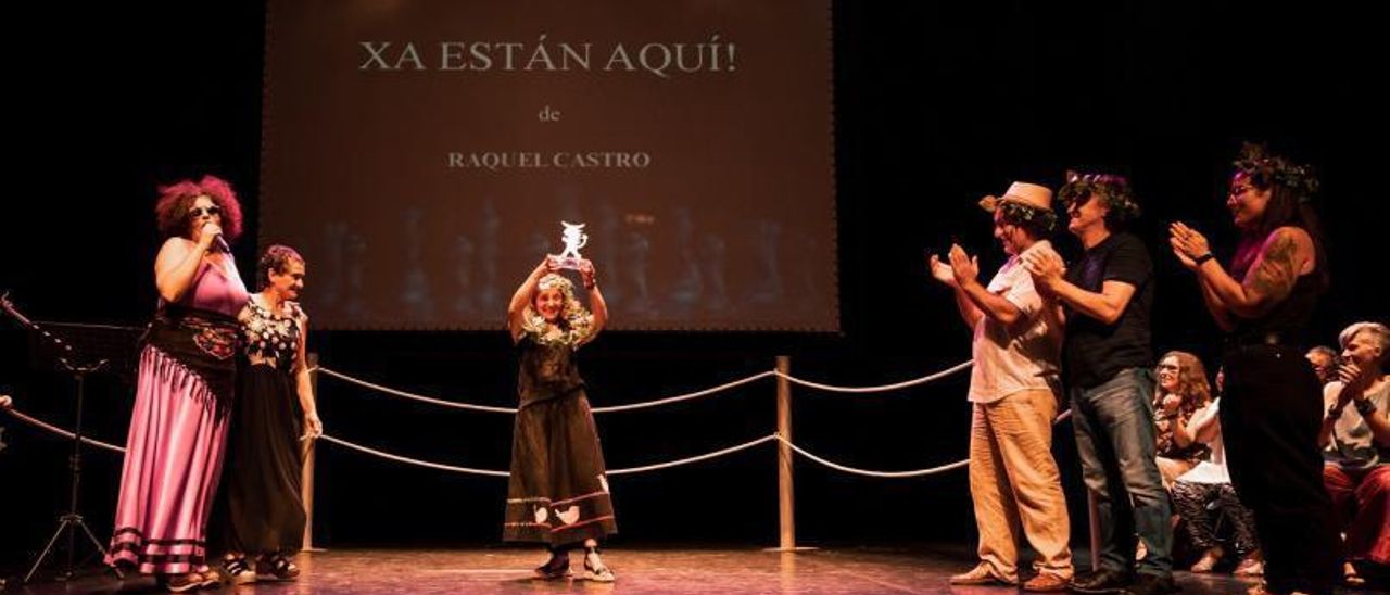 Raquel Castro levanta o trofeo xunto ao resto de autores e a mestras de cerimonia.   | ESTUDIO PROLIGHT