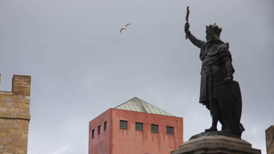 La estatua de Don Pelatyo, en Gijón.