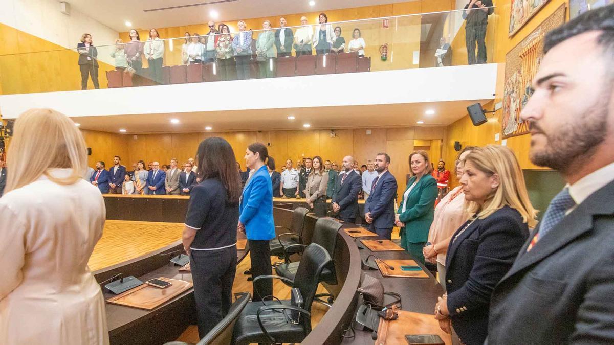 Ediles y ciudadanos, asisten al pleno del Día de Benidorm que conmemora su fundación.