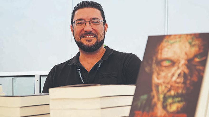 Eduardo Yunta en uno de los actos de presentación de su libro.