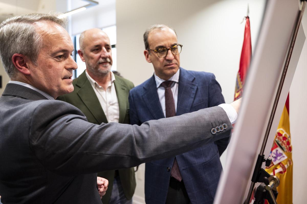 Manuel Martín Castizo, Rafa Mateos y Tirso Leal analizan el proyecto el día de su presentación.