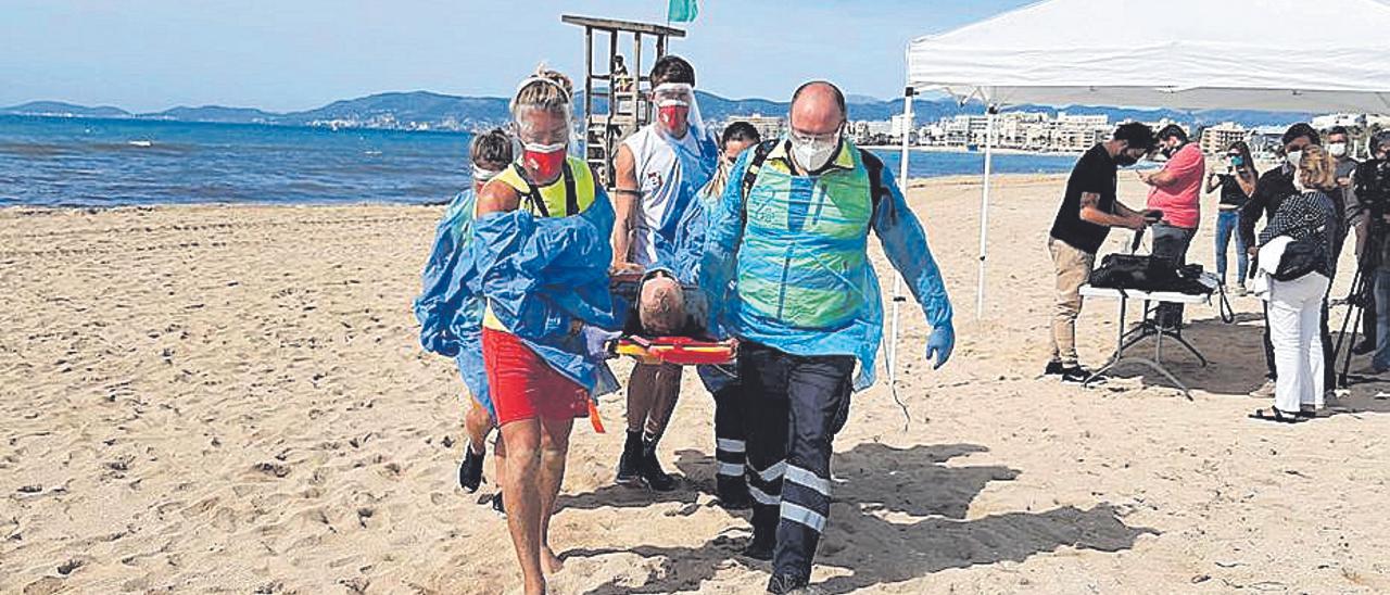 Los equipos de socorrismo en pleno simulacro.