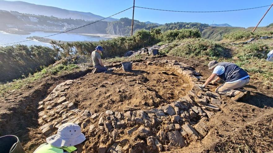 La quinta campaña d'escavación del castru Punta Muyeres, de L.luarca, céntrase na primer cabaña de planta completa