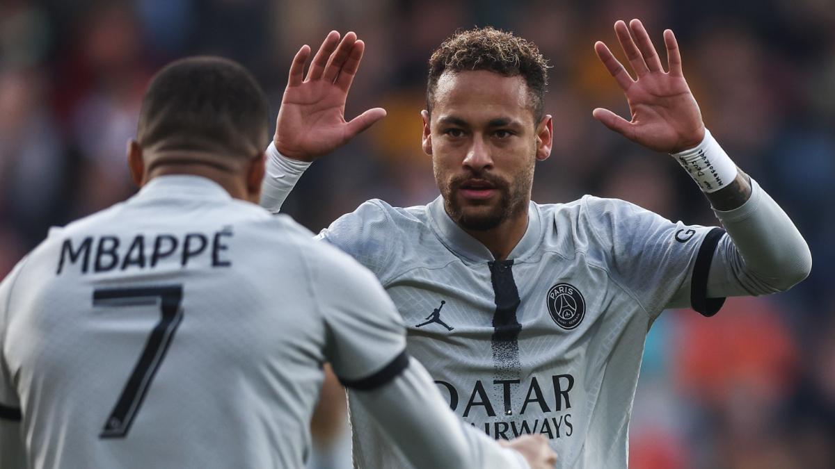 Neymar celebrando junto a Kylian Mbappé