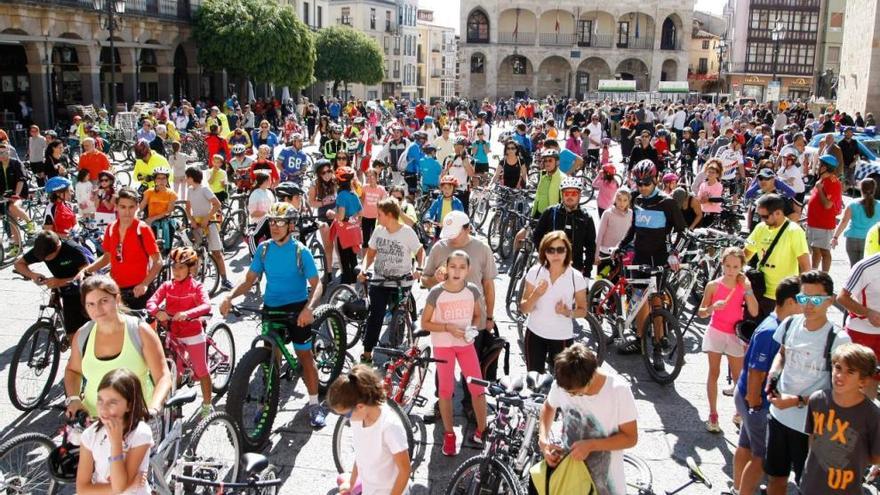 Participantes en el Día de la Bici a su llegada a la Plaza Mayor.