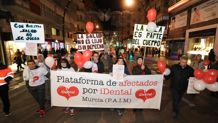 Manifestación por la Gran Vía de Murcia de afectados por iDental.