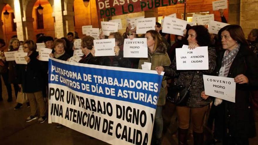 La protesta laboral, ayer, en la plaza del Ayuntamiento.