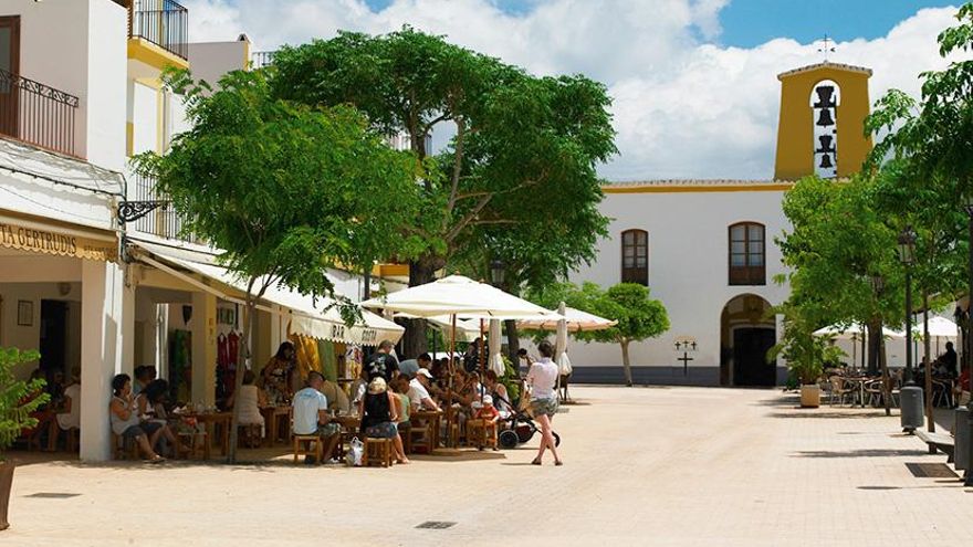 El pueblo de Ibiza en el que se pagaban las consumiciones con cuadros y se dejaban poemas pegados a las farolas