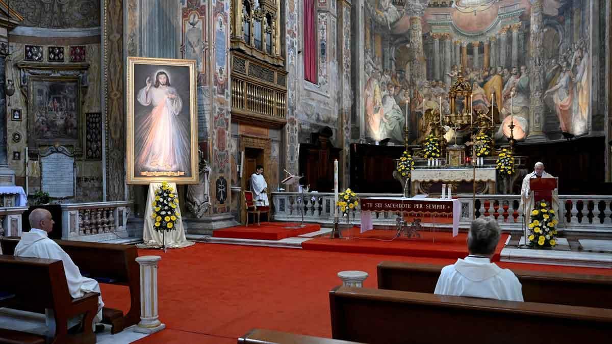 La Iglesia se enfrenta al Gobierno de Italia por prohibir aún las misas. En la foto, el papa Francisco pronuncia una misa sin feligreses en una iglesia de Roma, el pasado 19 de abril.