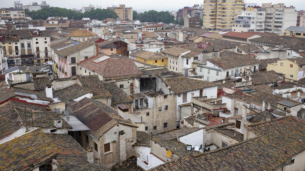 Vista del casco antiguo de Xàtiva, con algún derrumbe de tejado visible.