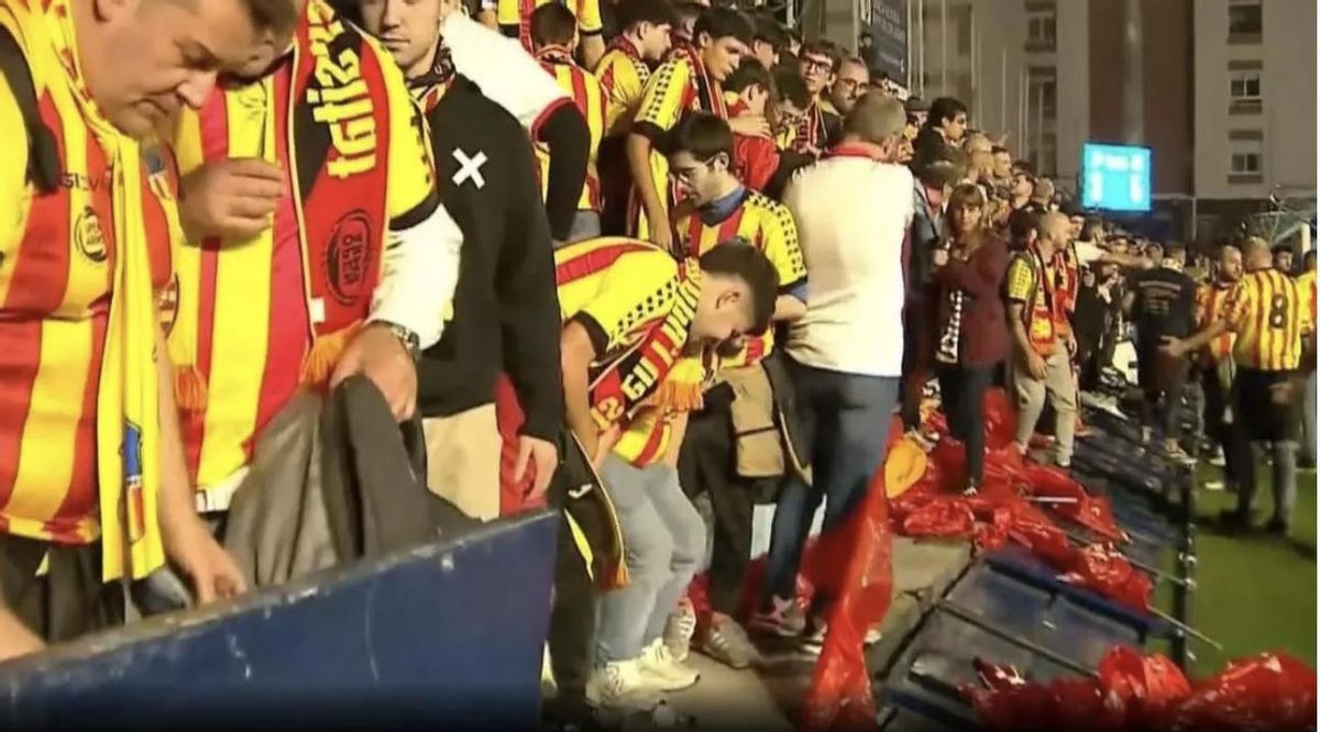 Aficionados del Sant Andreu tras la valla caída en el Nou Sardenya durante el duelo ante el Europa.