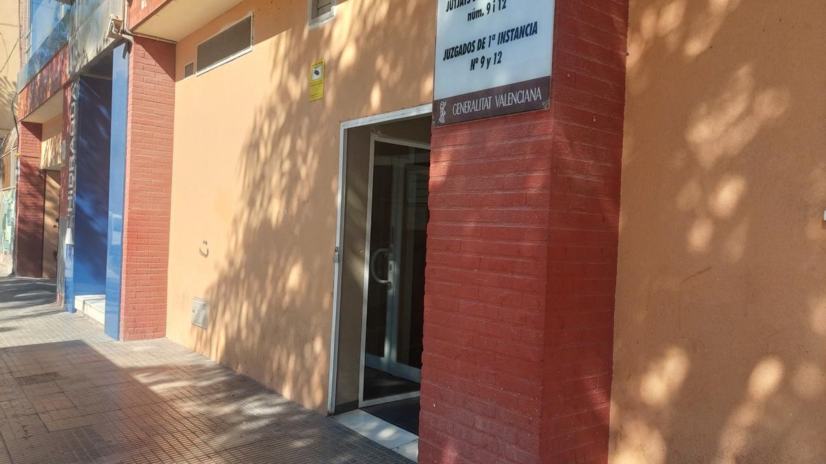 Fachada de los juzgados en otros locales de la calle Catedrático Soler.