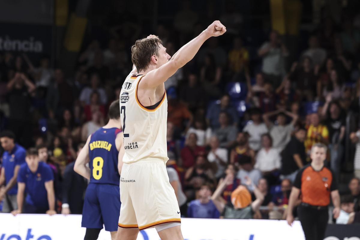 Raieste celebra la victoria en el Palau que les abre la puerta a pasar a semifinales con el tercer duelo en casa