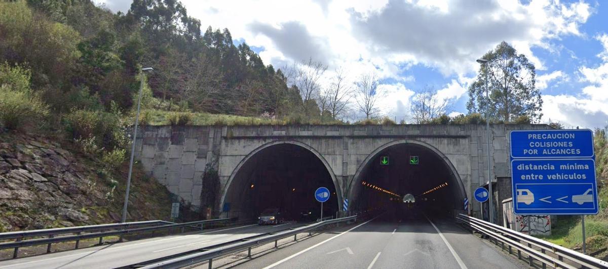 Un cartel de precaución alerta de las colisiones por alcance.