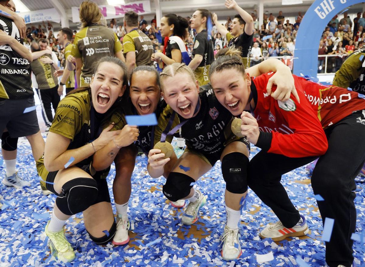 Palomo, Ramos, Hauptman y Míguez muestran sus medallas. | MARTA G.BREA