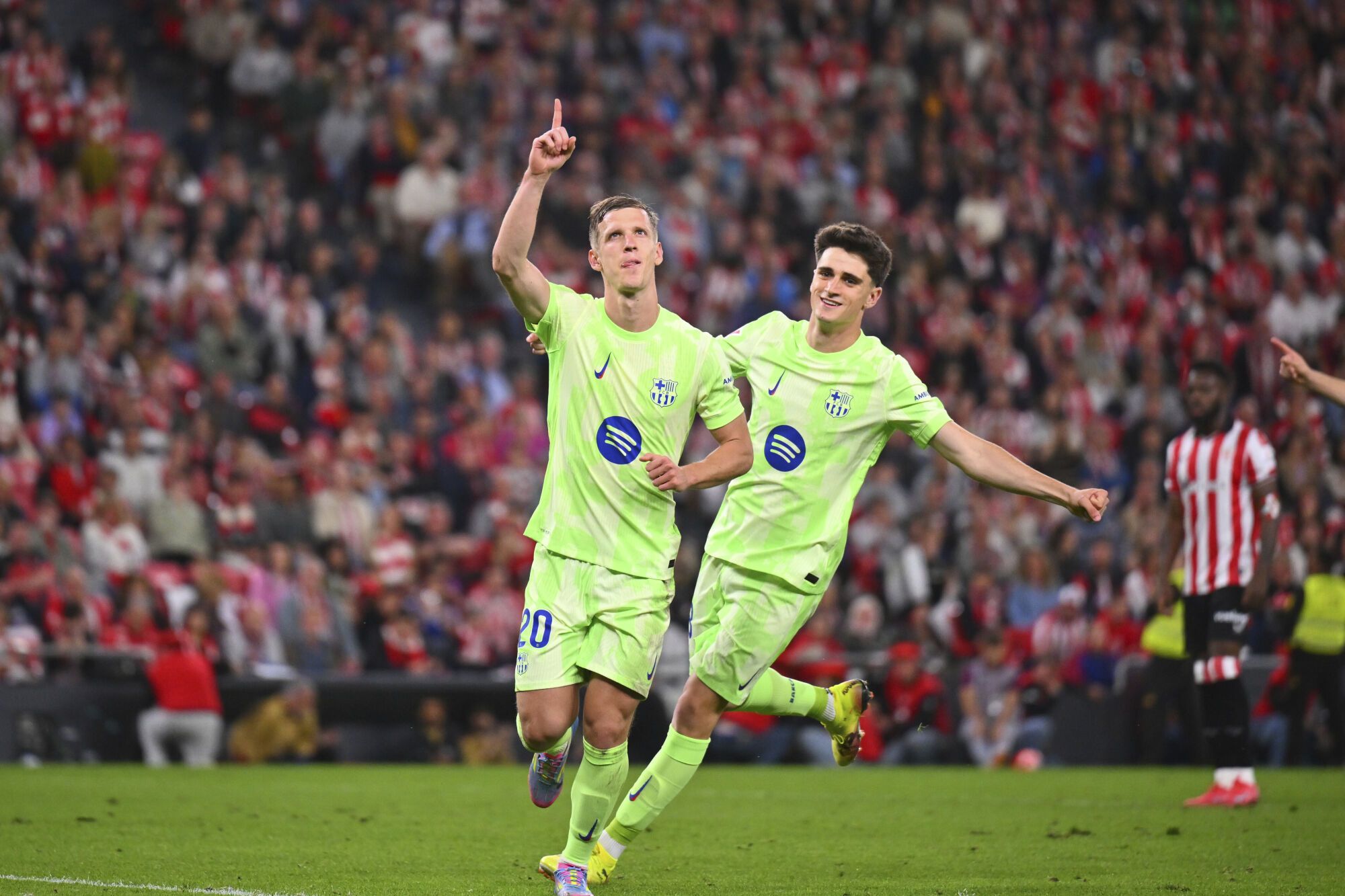 Barcelona's Dani Olmo (20) celebrates scoring his side's 3rd goal from the penalty spot during the Spanish La Liga soccer match between Athletic Bilbao and Barcelona at the San Mames stadium in Bilbao, Spain, Sunday, May 25, 2025. (AP Photo/Miguel Oses)