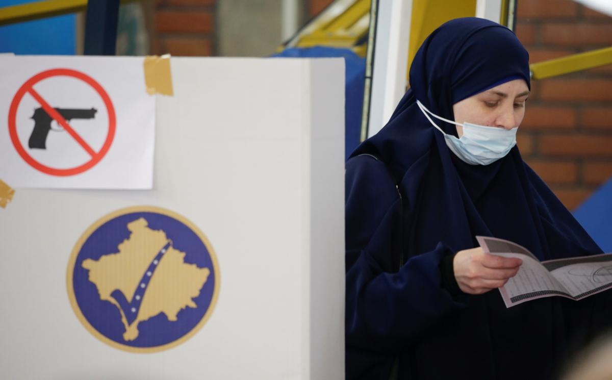 Kosovo vota en unes eleccions que podrien complicar el diàleg amb Sèrbia Kosovo vota en unes eleccions que podrien complicar el diàleg amb Sèrbia