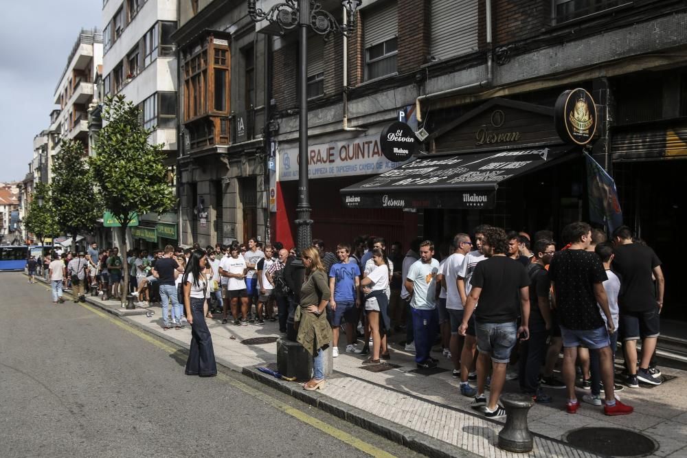 Cola para las entradas del Sporting- Oviedo