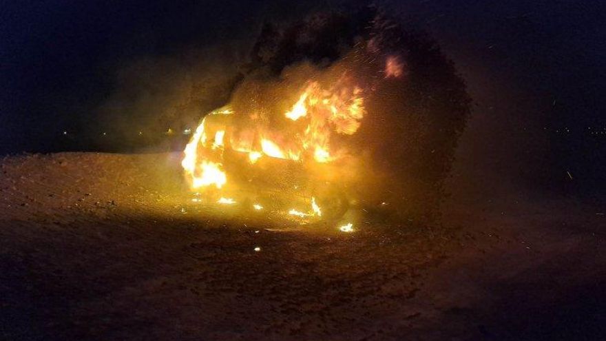 Un coche arde por completo en Arrecife durante la noche del domingo