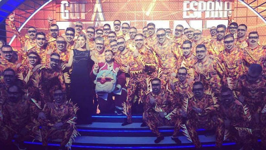 Los componentes de la murga Zeta-Zetas, con Eva Isanta, uno de los cuatro miembros del jurado de &#039;Got Talent&#039;.