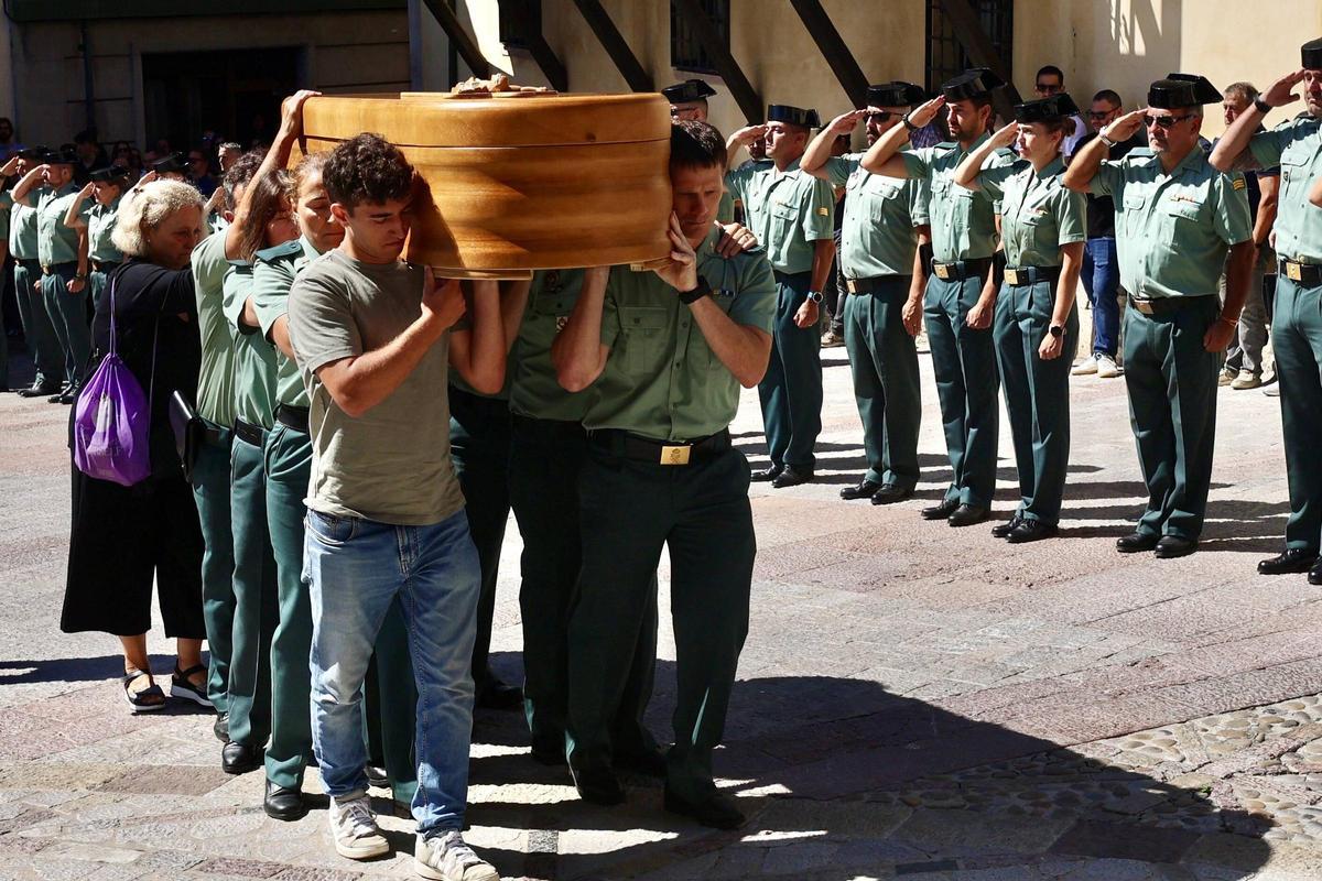 Llanes despide a la guardia civil Laura Cruz Llanes despide a la guardia civil Laura Cruz