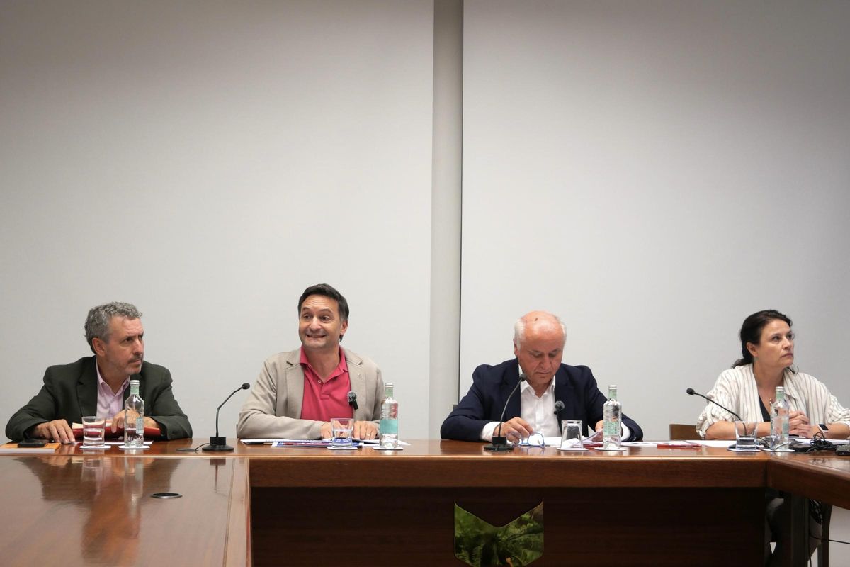El director dels Serveis Territorials d'Educació i Formació Professional a Girona, Miquel Marcé, i el president de la Cambra de Comerç de Girona, Jaume Fàbrega, presenten l'estudi sobre inserció laboral d'alumnes d'FP a la demarcació.