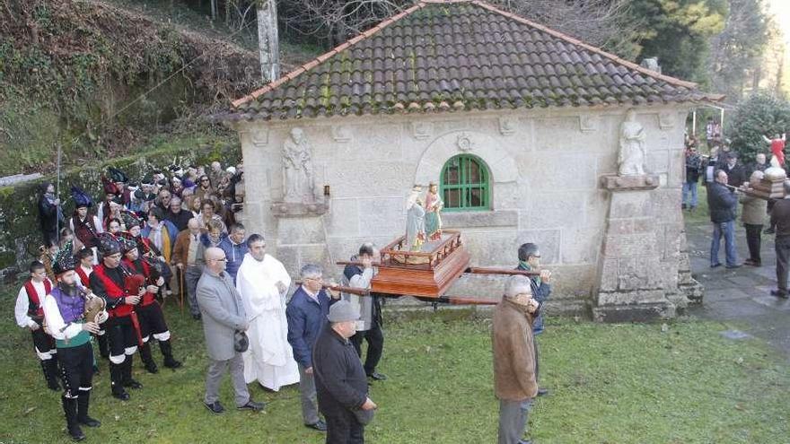 Los fieles portan las imágenes de los Tres Magos durante la procesión de ayer. // Santos Álvarez