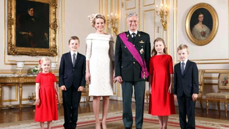 Arriba, los reyes de Bélgica, Felipe y Matilde, con sus cuatro hijos.