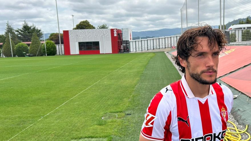 VÍDEO: El primer equipo y los niños de la escuela de fútbol de Mareo se sacan una foto de familia con la afición