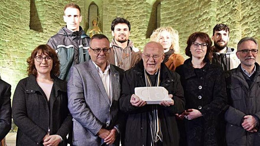 Conjunt de premiats amb les autoritats al monestir de Santa Maria de Serrateix, ahir