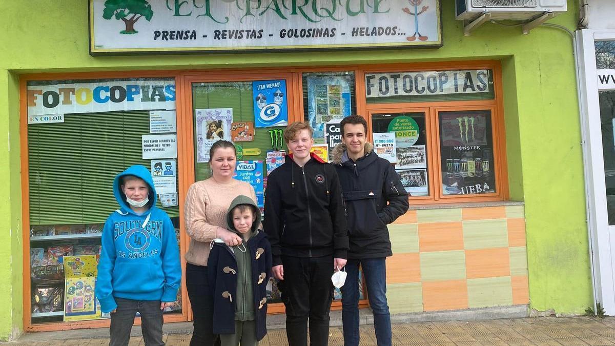 Oksana, que ya tiene trabajo, con sus hermanos y sus hijos.