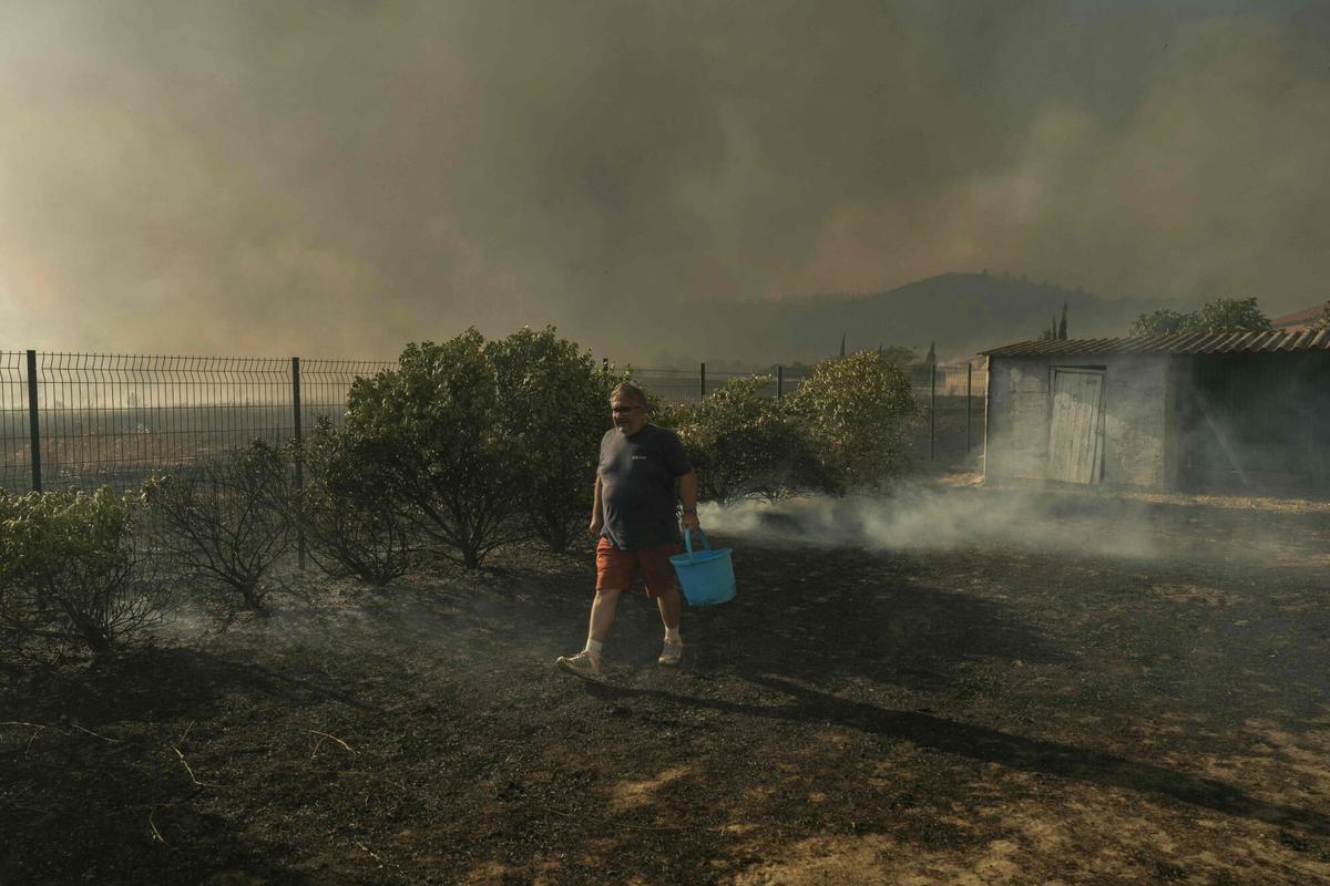 Un incendio declarado en el sur de Francia ya calcina 4.000 hectáreas